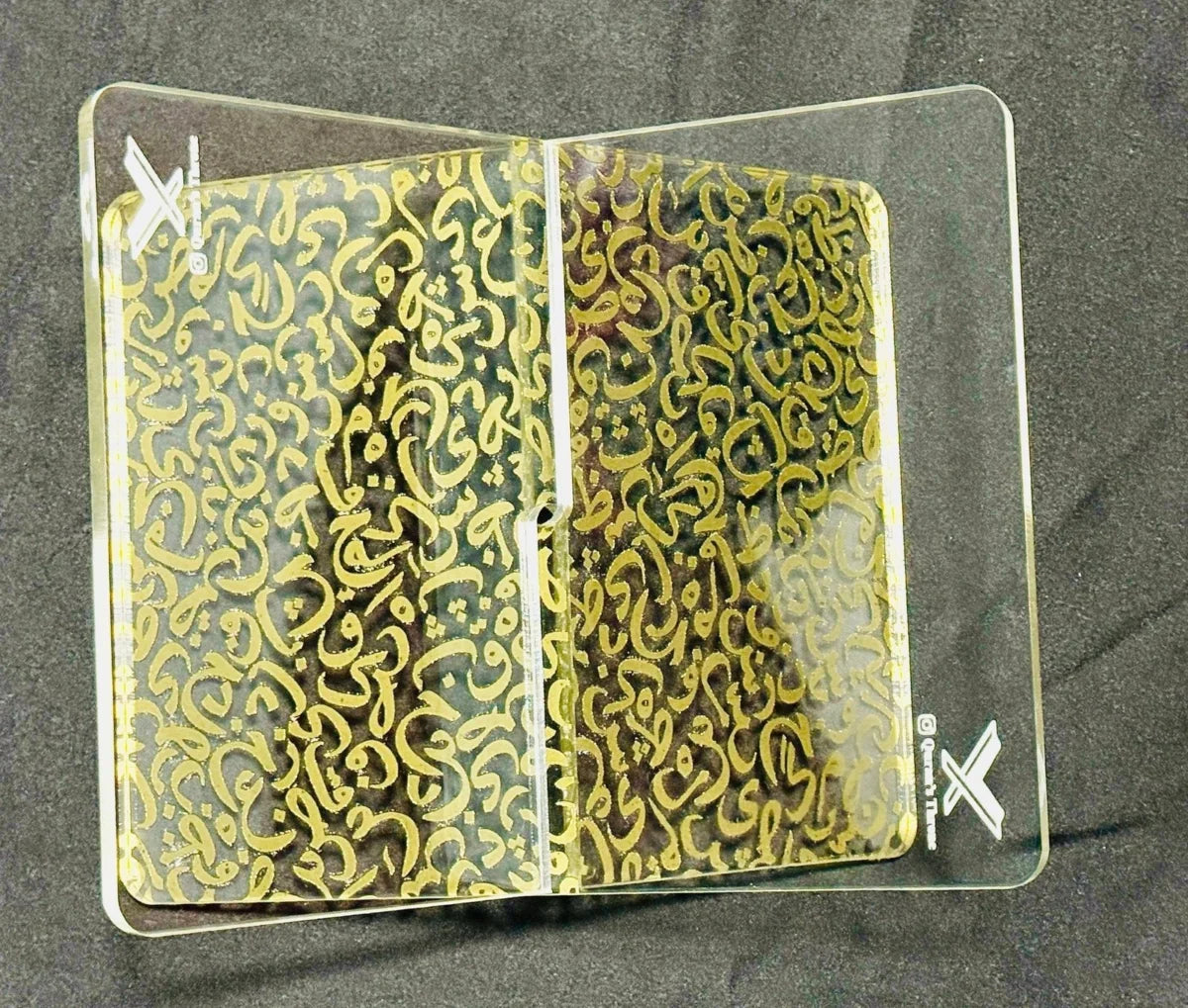 حامل مصحف أكريليك بطباعة ذهبية فاخرة - ريحال مذهل لتكريم كتاب الله